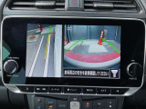 アラウンドビューモニターは、車両の周囲を360度見渡せるカメラシステムです。駐車時の死角をなくし、安全な運転をサポートします。駐車時の死角をなくして、安心・安全な運転を実現できます。