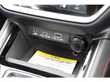 インパネ下方スペースにUSB電源&times;2装備、ナビとの接続USBジャックにもなっています、AUX音声入力もできます
