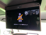 【13.2型有機ELフリップダウン】三列目からでも迫力のエンタメが観れる大画面フリップダウン。有機ELのモニターでは、一般的なフリップダウンよりも高コントラストでキレイな映像を楽しめます。