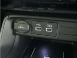 ◆USB接続端子◆スマホやiPodなどを接続して、いつもの音楽を車内でもお楽しみいただけます♪