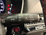 エンジンスタートスイッチを装備!スマートキーを携帯していれば、キーを取り出すことなくボタンを押すだけでエンジン始動が可能。乗り込んでからスムーズに出発できる便利な装備です。