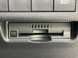 ETC車載器を運転席まわりの手が届きやすい位置に配置しています。カードの挿入口や表示が確認しやすく、高速道路を利用する際の料金所通過をスムーズにサポートします。