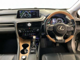 運転席周りのレイアウトをご覧ください。ナビゲーションが綺麗に装着されすっきり収まってますね!