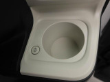 カップホルダーは運転席や助手席からちょうど手の届く位置です!!
