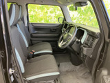 運転席まわりは前方の見通しがよく、着座したまま周囲を確認しやすいレイアウト。シートには落ち着いた色柄を採用し、日常使いにもなじみます。