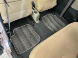 しっかりと汚れ、砂ぼこりを落とし足元まで清潔な車内空間を作り上げております♪