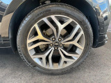 21インチ5スプリットスポークホイール装備!力強さと重厚感を感じさせる太めのスポーク、車体全体のバランスを考慮した洗練されたデザイン性でヴェラールの魅力を際立たせます!