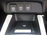 便利な充電用USBジャックも付いています。
