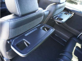 【後席用テーブル】ドリンクホルダーが付いた折りたたみ式のパーソナルテーブルです。運転席・助手席のシートバックに装備しているパーソナルテーブルです。