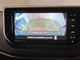バックギアに入れると、このように後方が映し出されます!駐車の際とても安心!便利!最終確認はご自身の目と耳で必ず行ってください!
