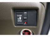 助手席側電動スライドドアはドアの直接操作以外にも運転席からのスイッチ操作やリモコン操作でも開閉が可能!狭い駐車場などでもドアの開閉が楽々・安心ですね!