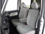 長時間の運転も疲れにくいフロントシート!体をしっかり支えてくれて運転がしやすい形状です!