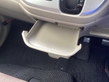 【ドリンクホルダー】と、さまざまな使い方のできる【スライドセンタートレー】運転席からも助手席からも自在に使えます。