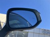 隣車線を走る車両をレーダーで検知し、ドアミラーでは確認しにくい後側方エリアに存在する車両に加え、急接近してくる車両も検知します。車両を検知するとドアミラーに搭載されたLEDインジケーターが点灯します。