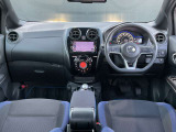 運転席周りになります。内装色はブラックです。