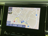 画面には現在地周辺の地図が表示され、道路や施設の位置関係を確認しやすい構成です。目的地設定などの表示もまとまり、初めて訪れる場所への移動時にも便利に活用できます。