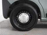 ◆純正ホイール装着車◆シンプルなデザインのホイールキャップ付きです。