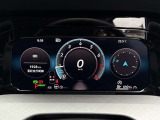 【Digital Cockpit Pro】基本の速度計とタコメーターの表示に加え、中央にドライビングデータやマップなどを少ない視線移動で視認できます。