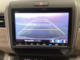 【バックカメラ】運転が苦手な方も車庫入れラクラクです!ギアをリバースに入れれば自動的に切り換わりますので、面倒な操作は不要です♪狭い駐車場もお車を傷つけず安心ですね!