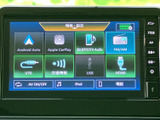 音楽やスマートフォン連携など、目的に応じたメニューを画面から選べます。項目がアイコンで整理されており、使いたい機能を確認しながら操作できる便利な装備です。