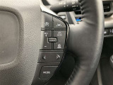 前方の車との車間を設定し、スピードを上げたり緩めたりを自動で行ってくれる追尾式の「レーダークルーズ」。上級装備の一つです!高級車にしかつかない嬉しい機能です。