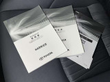 メンテナンスノート、取扱説明書です。 その車の整備記録が事細やかに記録されています。 車が生まれてから今までどのような道を歩んできたのか判るとても重要な物ですよ。