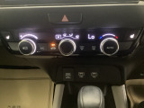 オートエアコンで、毎日のドライブを快適に。温度、風量を自動で調整し、理想的な車内環境を提供します。USBチャージャー搭載。スマートフォンなどの充電にとっても便利です。