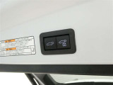 パワーバックドア付きです。このクルマならスイッチひとつで重いバックドアの開閉が自動でできます。