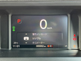 速度やシフト位置、燃料残量などの情報がひと目で確認できる表示です。警告メッセージや時刻、外気温も表示され、運転に必要な情報を見やすく把握できるメーターまわりです。