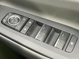 ドアミラーや窓に関するスイッチが運転席側にまとまり、各ボタンの表示を見ながら操作できます。乗り降りの際や窓を開閉したい場面にも使いやすく、日常で便利な装備です。