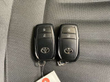 ドアの開閉時、両手が荷物で塞がっている時はキーレスでのカギの解除が大変ですよね。スマートキーはポケットやバッグに入れておけば、ノブに触れただけでロックの解除が可能です。とても便利な機能です。