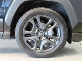 純正のアルミホイール装着車です。タイヤサイズは235/55R19です。
