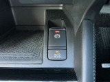 スイッチを引くだけで、パーキングブレーキが作動する電動パーキングブレーキと、停車時にブレーキを持続的にキープ、ペダルを常に踏む必要がなく、アクセルで即時発進するオートブレーキホールドです!