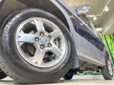 【純正15インチアルミホイール】外観にマッチした純正アルミホイールを装着しております。各種社外アルミホイールや、スタッドレスタイヤも取扱いしております。是非ご相談ください♪
