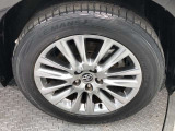 【純正アルミホイール】です!車両デザインに合わせてホイールをデザインしているため、見た目にもカッコイイアルミホイール♪洗車もラクチンで錆びません。