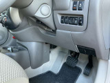 駐車ブレーキは手動式です