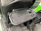 飲み物や食べ物を気軽に置ける格納式シートバックテーブルを、運転席と助手席の背もたれにご用意。車内の休憩も快適です!