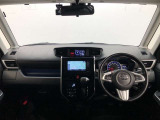 シンプルながら機能性あふれる運転席廻りです。視界性もよく、運転しやすいですよ。