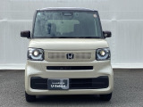 【LEDヘッドライト】が装備されています。夜間走行時や雨の日に明るく安全に前方を照らすことが出来ます。対向車からも見えやすいので相手に接近を知らせることも出来ます。
