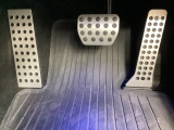 負担を感じることなく正確にペダルを操作することが出来ます。体格に関係なく自然でリラックスした運転姿勢をとることが可能です♪