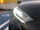 【LEDヘッドライト】 悪天候や夜間走行時も良好な視界を確保し、安心して運転できるLEDヘッドライトを装備!点灯速度が速く、消費電力も抑えられます。