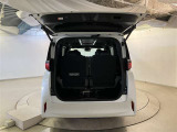 バックドアを開けた状態です。シートのアレンジ次第で荷室のスペースが広くなります!用途に合わせて快適な室内空間を!!