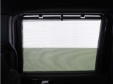 ◆スクリーンサンシェード◆リアドアに装備されています。日差しを和らげ、プライバシーの保護にも役立ちます。後部座席にお子様を乗車させるときも、ゆっくりお昼寝できます♪