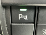パーキングセンサーシステムは走行中に障害物が迫ると音と表示でお知らせ、低速走行時時の安心感を高めます