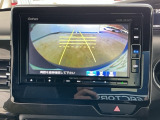 【バックカメラ】運転が苦手な方も車庫入れラクラクです!ギアをリバースに入れれば自動的に切り換わりますので、面倒な操作は不要です♪狭い駐車場もお車を傷つけず安心ですね!