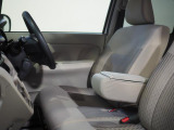 運転席にはアームレストが備わっています。