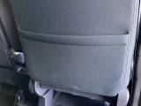 【シートバックポケット】すぐ手に取りたいアイテムをスマートにしまっておけます。限られた空間を有効に活用でき、長距離のドライブでも車内を清潔感のある落ち着いた状態に保ってくれる実用的な機能です。
