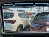 リア席にサンシェード装備しております!!強い日差しをやわらげ日焼け対策に!!車内の暑さも軽減し、快適に過ごせます!!