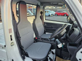 体にフィットし運転する楽しさを感じられるシートです