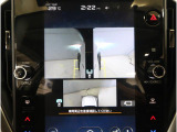 左右のサイドカメラ映像を同時に表示し、車両周囲の死角をしっかりカバー。狭い道や駐車時の接触リスクを減らし、安心して操作できる視界を確保します。